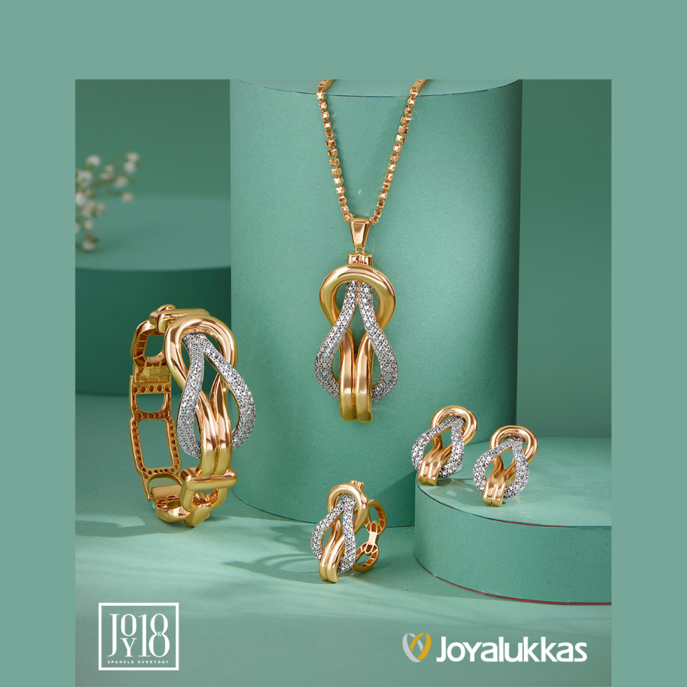 Joyalukkas Latest pendant with a twisted loop design